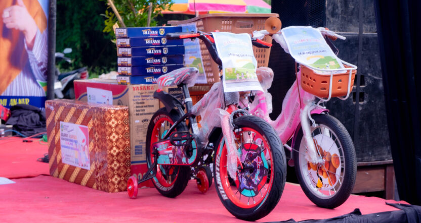 Hadiah-hadiah dalam Jalan Sehat Kancil Fest 3 di MI An-Nur Pondok Pesantren An-Nur II "Al-Murtadlo"