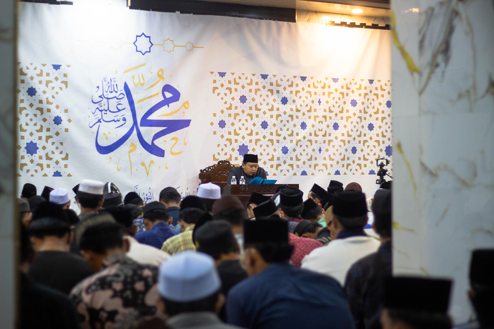 Para santri menghadiri majelis mencari ilmu