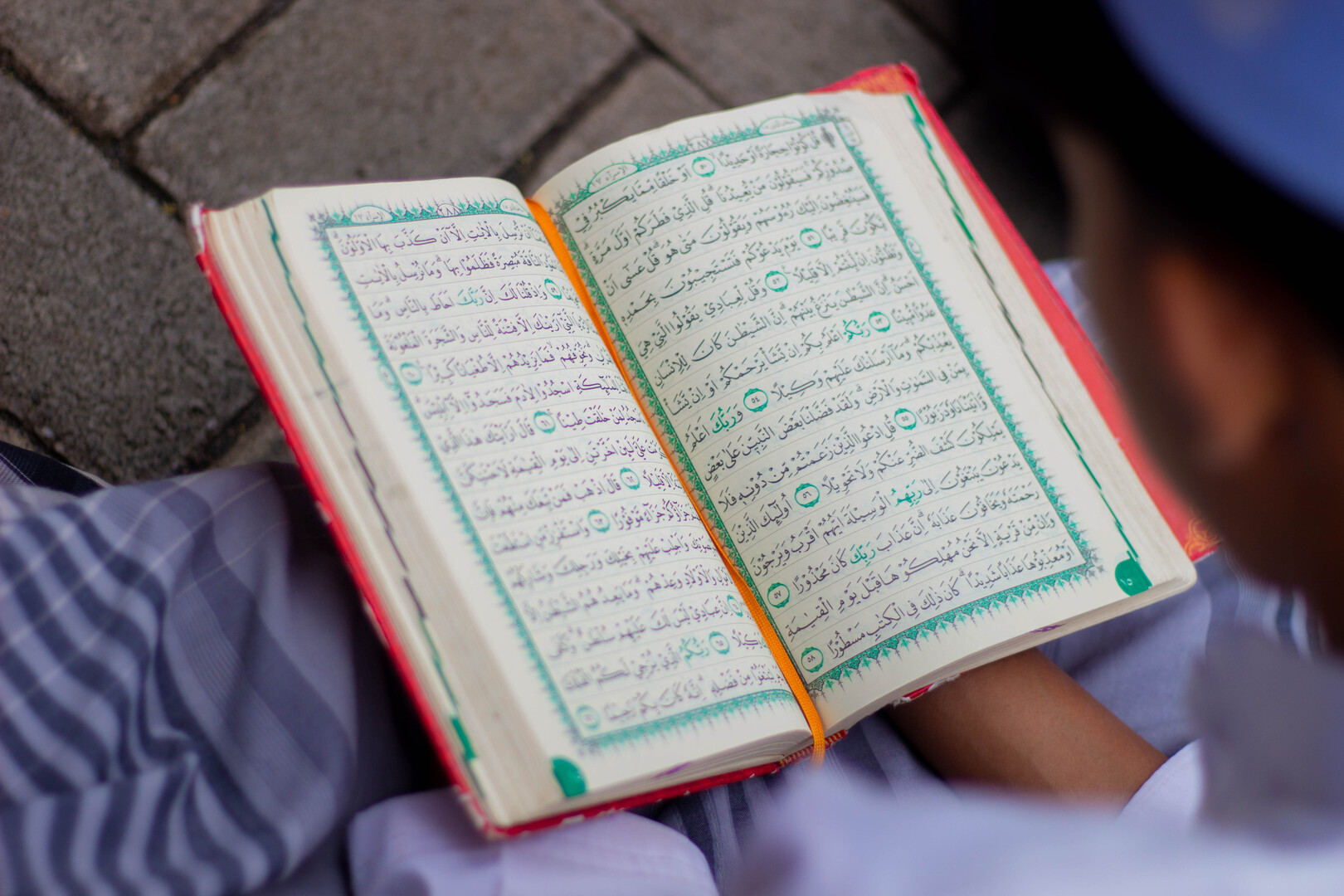 Mushaf Al-Qur'an dibuka dan dibaca