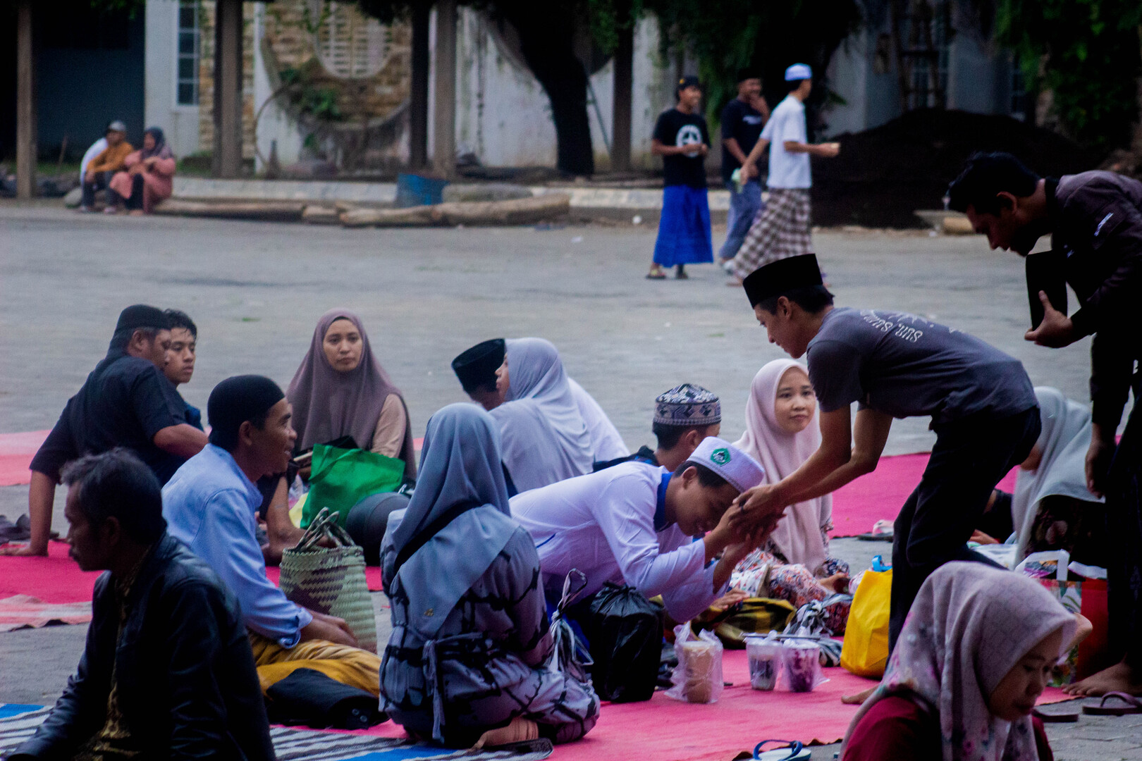 Santri An-Nur II sedang bersalaman tunduk kepada orangtuanya