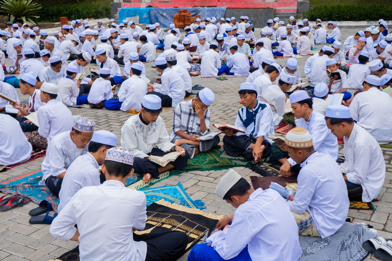 Santri Melakukan Amal Saleh Membaca Al-Qur'an